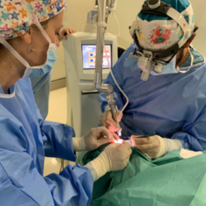 Cirujano oculoplástico durante una intervención de blefaroplastia con láser de CO2