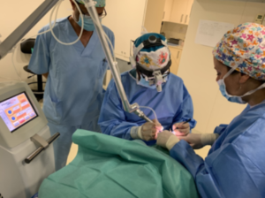 Doctor Álvaro Villoria realizando una cirugía de párpados mediante blefaroplastia láser de CO2