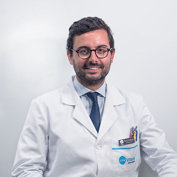 Doctor Álvaro Villoria oftalmologo oculoplastico especialista en cirugía de parpados en Vigo y Pontevedra